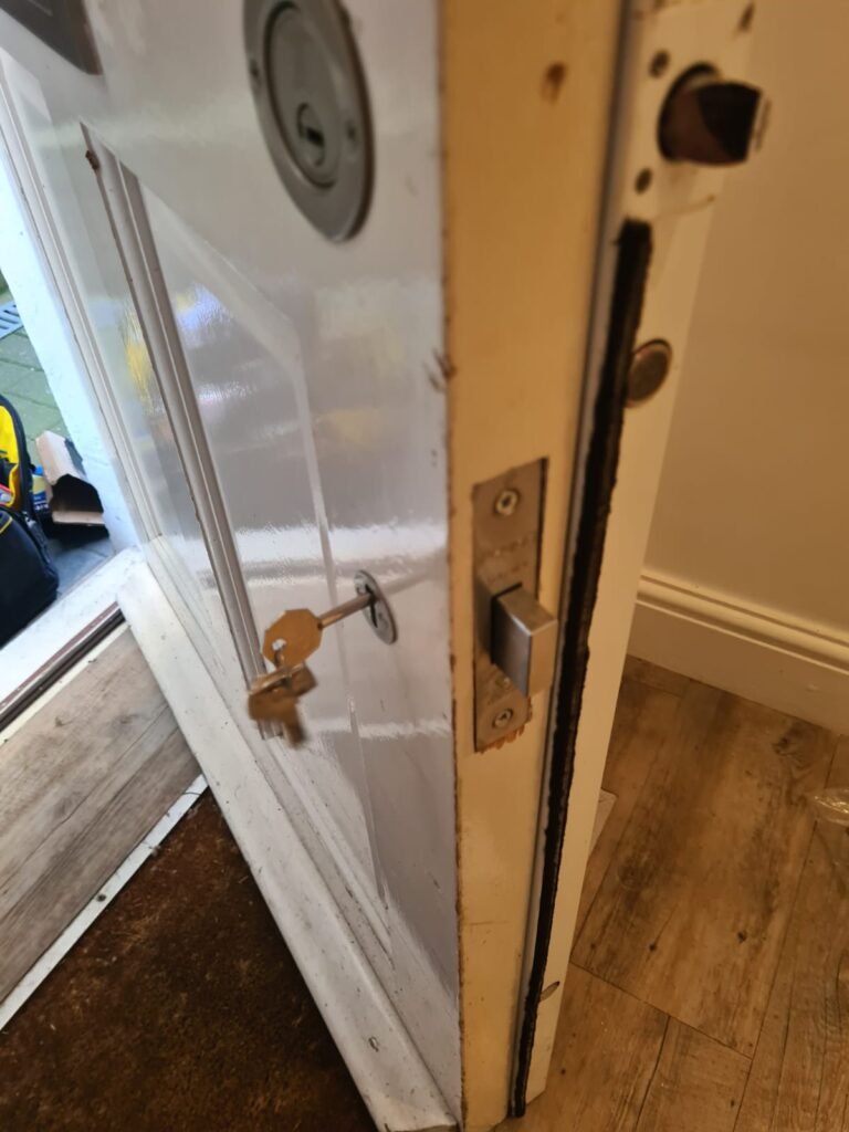 a door with a keyhole. choose the best locksmith