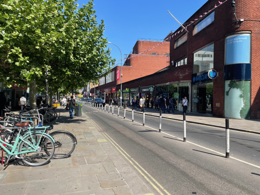 Hammersmith locksmith W6 | Hammersmith high road during a sunny day